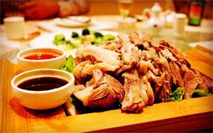 浙江杭州学厨师学费一般在多少钱？厨师培训班哪里好？餐饮行业好吗？