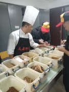 四川内江厨师培训学校，没有学历和技能的打工者适合学厨师技术吗？